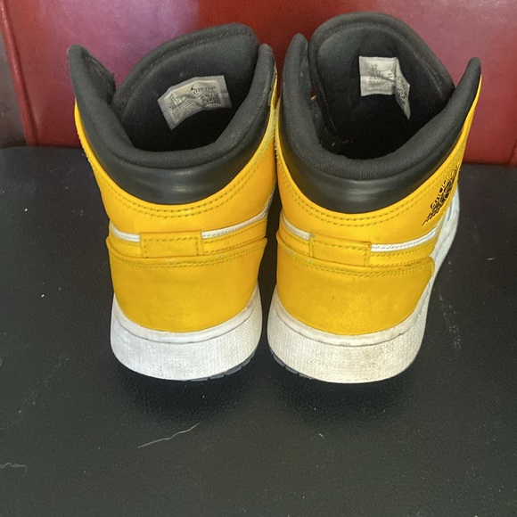 Nike Air Jordan - cool yellow and black scheme. Sole is worn. - Picture 3 of 6